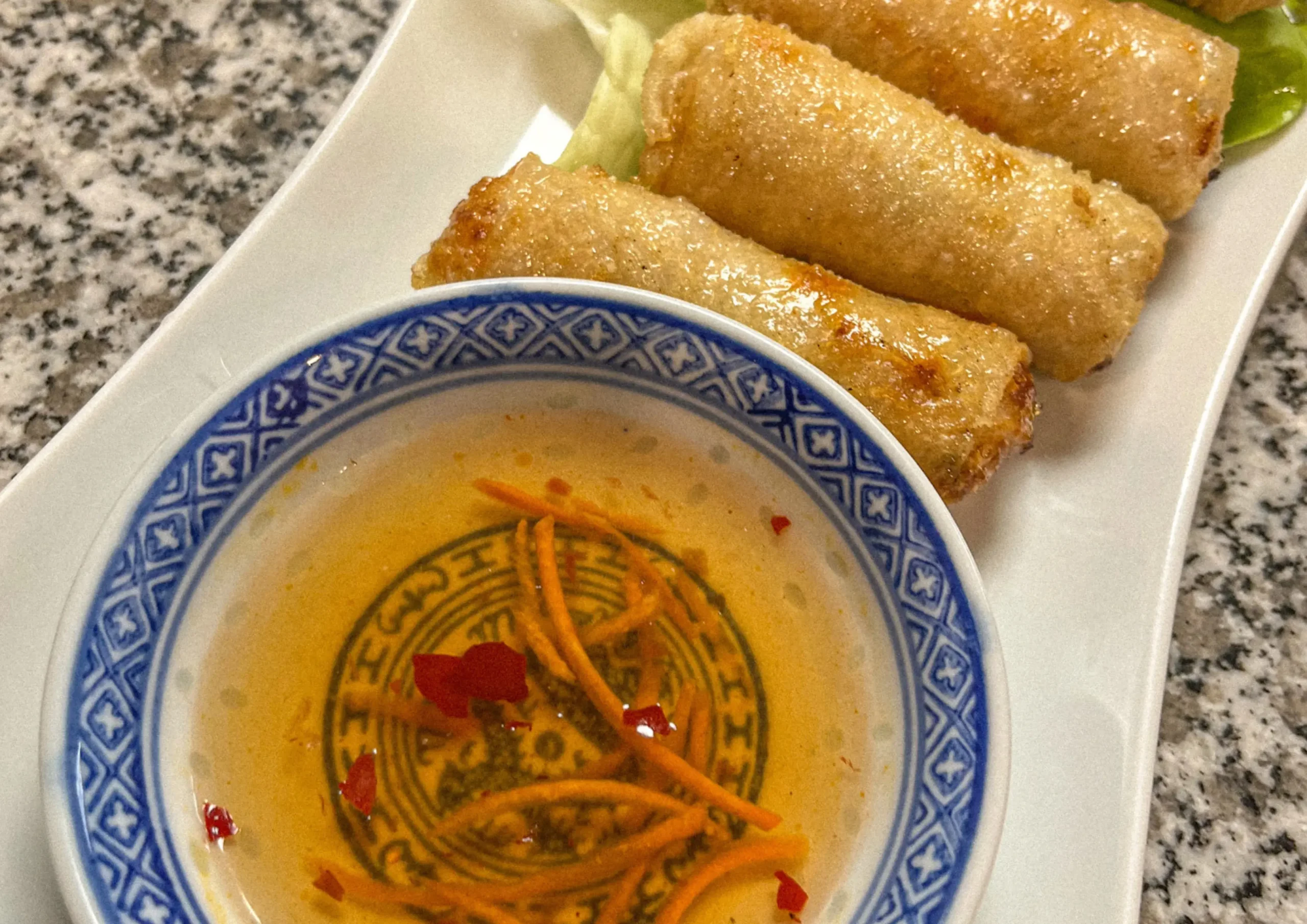 assiette de nems du restau gros plan assiette de nems du restau gros plan